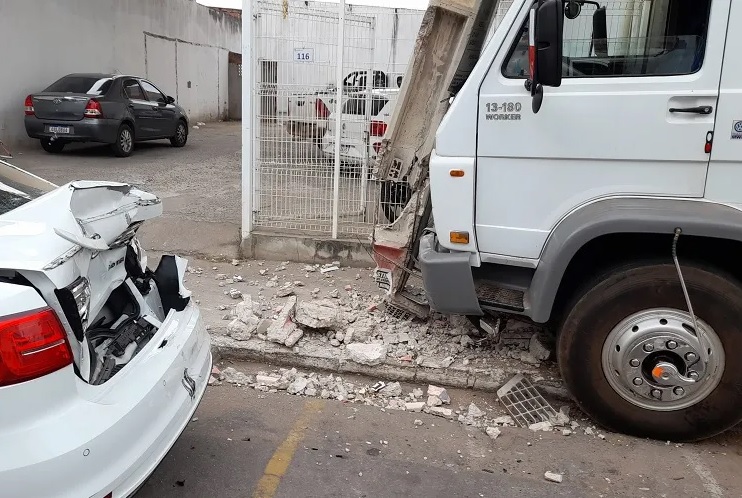 Brumado Caminh O Ba Descontrolado Colide Contra Carro Placas De