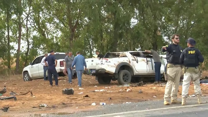 Batida Entre Carro E Caminhonete Deixa Pessoas Mortas E Feridas Em