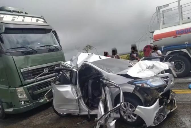 Dois ficam feridos após engavetamento entre carro e carretas em Vitória